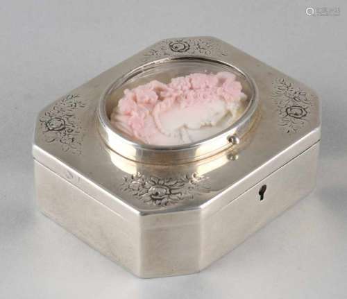 Silver box, 925/000, rectangular, with floral decor on the corners and a medallion in the middle