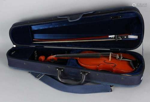 Chinese 1/4 violin, net neck rest and bow, complete in case. In good condition Chinesische 1/4