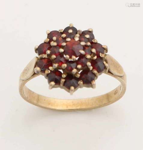 Silver plated ring, 900/000, with garnet. Ring with a double rosette of grenades. ø 13mm. about 2.55