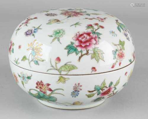 Large old Chinese porcelain Family Rose covered box with floral decors and floor mark. Size: 12 x 15