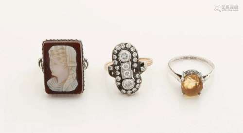 Lot with 3 rings, a gold ring, 585/000, with brilliant cut diamonds, 4 stones missing and a break in