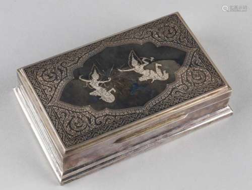 Silver covered box, 925/000, with lid with niello arrangement with Oriental figures in a nice frame.