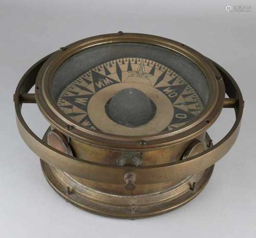 Antique pre-war ship's compass with bronze casing. Size: 70 x 38 cm. In good condition. Antiker