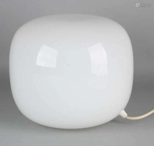 1970s milk glass bulb lamp. Size: 22 x 22 cm ø. In good condition. Milchglasbirnenlampe der 1970er