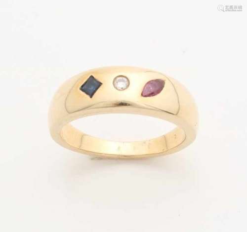 Solid yellow gold ring, 585/000, with diamond, sapphire and ruby. Bandring with a brilliant cut
