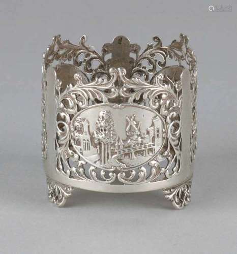 Silver 835/000 bottle box, openwork and with various old Dutch illustrations. On three openwork