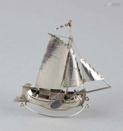 Special silver miniature boat, 833/000, a skûtje, MT.; J.van Dijk, Hoorn, jl.:D:1913. 8x10cm.