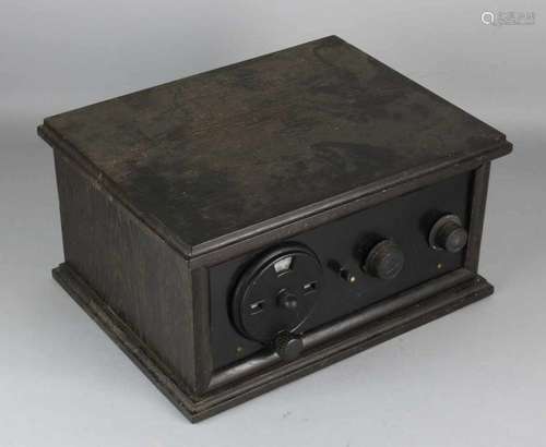 Separate radio equipment, pre-war, with bakelite and wood. Inside work visible under cover.