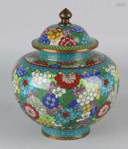 Antique Japanese cloisonne covered jar with floral decor. Circa 1900. Size: 20 x 15 cm ø. In good