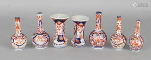 Seven pieces of 19th century Imari porcelain miniature vases with floral decor. Size: 8 - 10 cm.