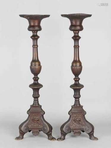 Two 18th century bronze candlesticks with cherub heads. Size: H 50 cm. In good condition. Zwei