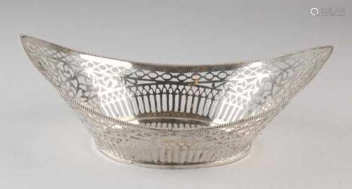 Silver bowl, 833/000, barge with beaded edge and hand-sawn bar, floral and oval pattern.