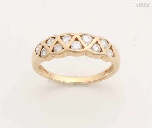Yellow gold ring, 585/000, with brilliant cut diamonds, placed diagonally in relation to each other.