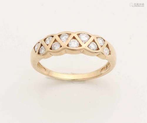 Yellow gold ring, 585/000, with brilliant cut diamonds, placed diagonally in relation to each other.