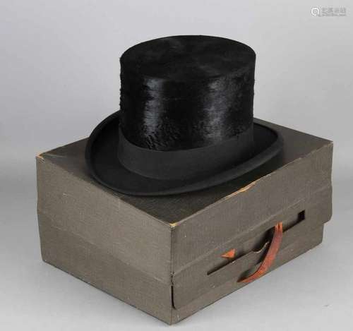 Antique gentleman hat in hat box. Philipp Neubauer Berlin / Charlottenburg. Size: 13 x 30 x 25 cm.