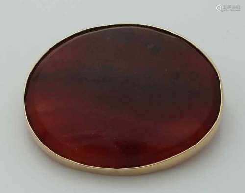 Golden brooch 585/000 with carnelian. Oval brooch with red brown carnelian in a smooth GG setting, ø