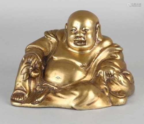 Old bronze smiling buddha. 20th century. Size: 10.5 x 18 x 13 cm. In good condition. Alter