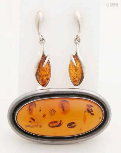 Set of silver jewelry with amber, 925/000. Oval brooch with silver edge and an ovae cabouchon cut