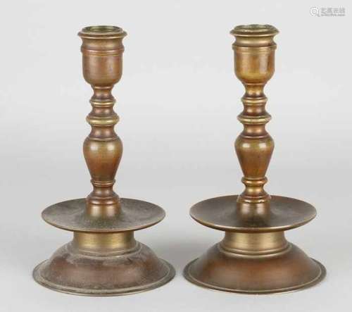 Two bronze skirt candlesticks. Circa 1900. Size: 19 x 10 cm ø. In good condition. Zwei