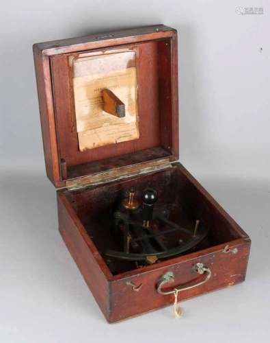 Pre-war sextant in mahogany coffin with sextant certificate in German. Size: 18 x 30 x 30 cm. In