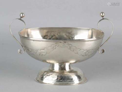 Silver brandy bowl, 833/000, decorated with engraved garlands and 2 vertical handles decorated