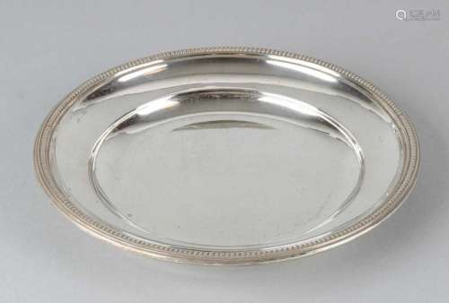 Silver plate with pearl border, 900/000. ø 21 cm. about 276 grams. In good condition Silberne Platte