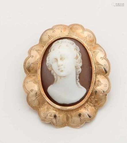 Yellow gold pendant / brooch, 585/000, with cameo. Oval brooch with scalloped edge with engraving in