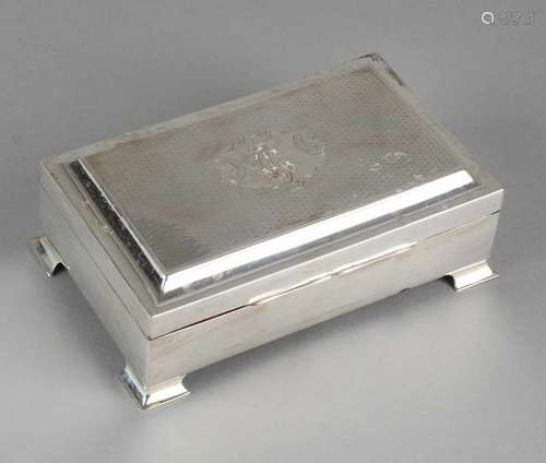 Silver box, 925/000, rectangular model with hinged lid with guilloche arrangement with shield with