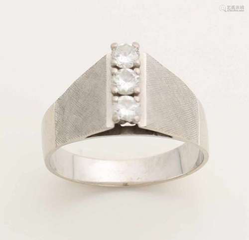 White gold ring, 585/000, with diamond. White gold ring ascending at the top with 3 brilliant cut