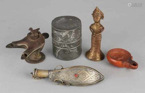 Lot miscellaneous, among others Asiatica. Consisting of: Chinese metal box with cover, circa 1900,