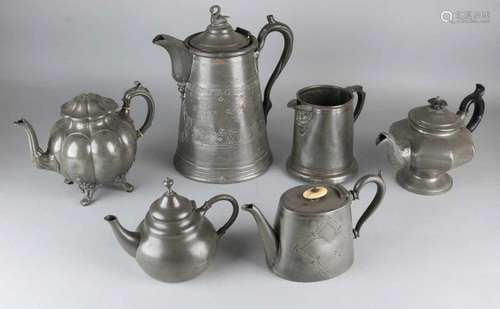 Six different antique pewter jugs with various marks. Size: 15 - 31 cm. In good condition. Sechs