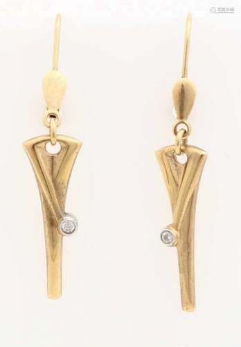 Yellow gold earrings, 585/000, with stone. Brisures with a triangular shaped pendant with a round