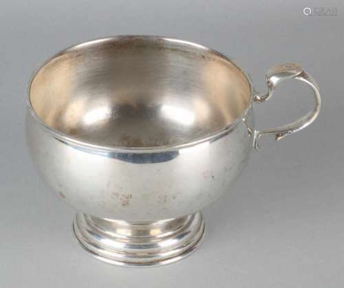 Silver bowl, 800/000, with turned rim, on round base with ribbed edge and with a curled handle.