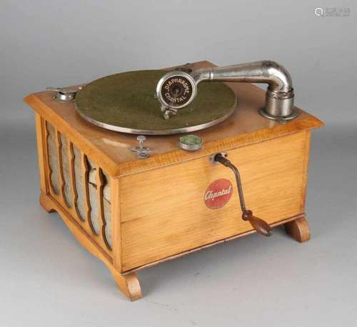 Antique walnut gramophone. Circa 1930. Signed Chantal. Turn-on spring defect. Size: 35 x 34 x 35 cm.