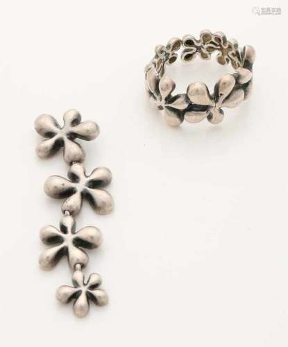 Silver pendant and ring, 925/000, with flowerwork. Ring made of flower type in width and a