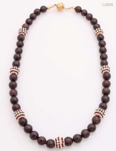 Necklace of faceted garnets, ø 8.5 mm, with beads made of small pearls and color stones in