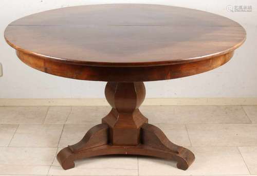 19th century mahogany coulisse table with column leg. Circa 1840. Light fine-schades. Size: 76 x 117