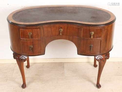 Antique kidney-shaped walnut writing desk with leather writing top. Quality furniture. Circa 1900.