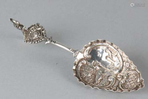 Silver ladle, 925/000, with point tray with a figure and a scalloped edge. Equipped with a handle