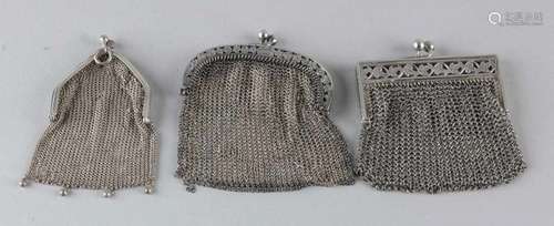 Three silver purse, malienkolder purse, 800/000, with wire woven bags. Total about 123 grams. In