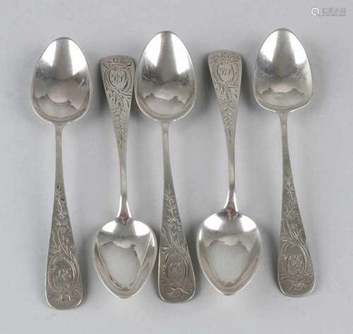 Five 800/000 silver coffee spoons. Steal features Art Nouveau engravings with initials. Size: L 14