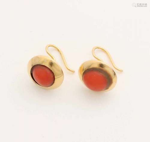Yellow gold earhooks, 585/000, with red coral. plug with round wide cupboard containing a red coral.