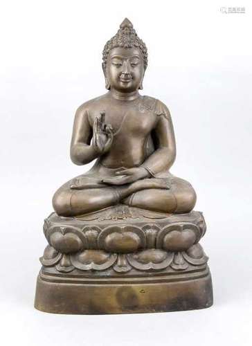 Large old oriental bronze buddha on lotus flower. 20th century. Size: H 46 cm. In good condition.