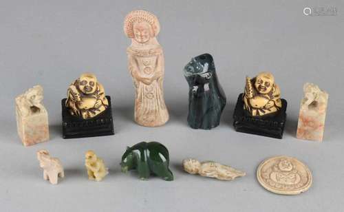 Lot diverse old / antique, among others Asiatika. Consisting of: Terracotta figure, angel legs,