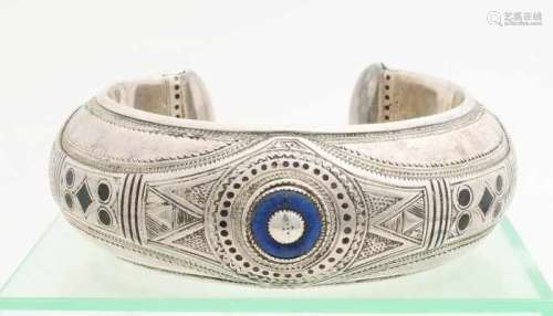 Beautiful wide round silver clip band, BWG, beautifully decorated with engraving, lapis lazuli and