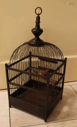 Old / antique wooden bird cage with stuffed bird. Halftok. Size: 50 x 22 x 23 cm. In good condition.