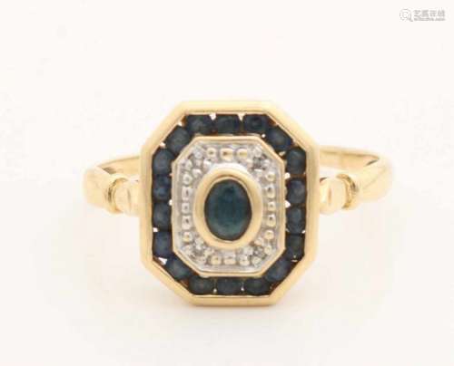 Yellow gold ring, 585/000, with sapphire and diamonds. Ring with octagonal cupboard set with in
