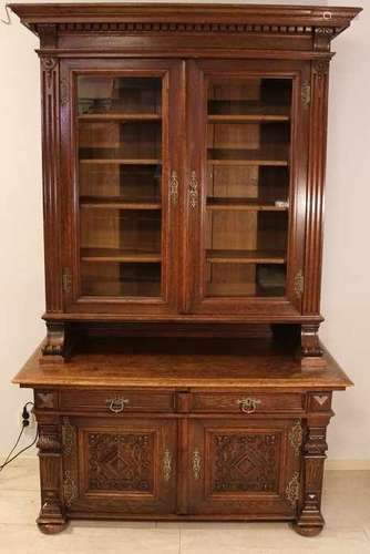 Antique German oak two-part bookcase, Gründerzeit. Circa 1880. With adjustable bookshelves. Size: