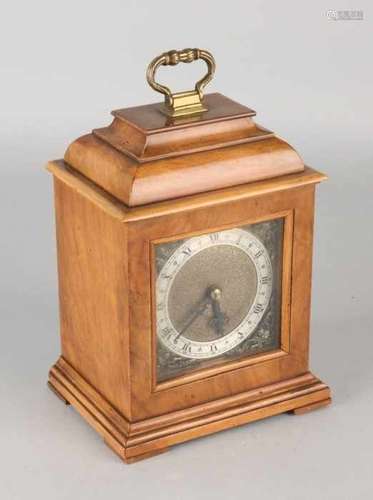 Old English Smiths' walnut table clock. Eight-day movement. 20th century. Size: 21 cm. In good