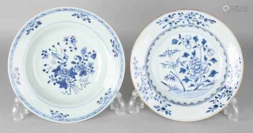 Two times 18th century Chinese porcelain Queng Long plates with floral decors. Dimensions: ø 23.5 cm